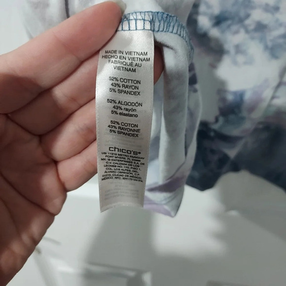 Weekend By Chico's Blue and Purple Abstract Design Short Sleeve Shirt in Size 3 - Picture 9 of 9